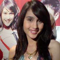 Foto Ciuman Cinta Laura Beredar, Ibunda Santai