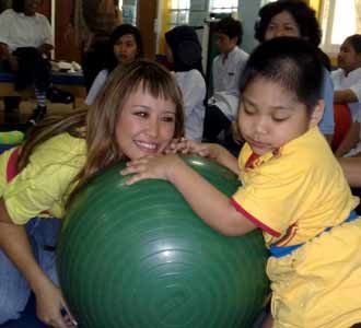 Pinkan Ceria Bersama Anak Kecil