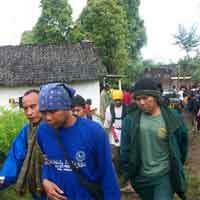 3 Batu Mustika Dikembalikan ke Puncak Gunung Dikawal Tim Klenik