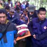 Dua dari Lima Siswa Ditandu Saat Dievakuasi