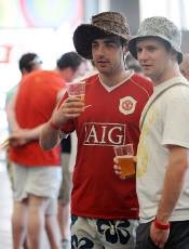 Satu Ditusuk, Dua Mabuk-mabukan