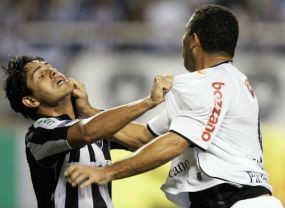 Ronaldo Jambak Lawan, Fans Serang Pemain