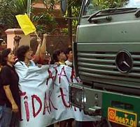 Bendera Kuning Tolak Pengosongan