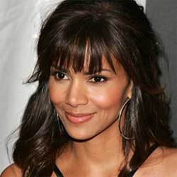 Halle Berry Hobi Cari Teman Dunia Maya