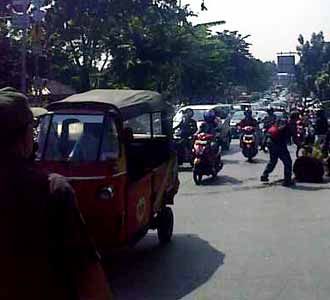 Tolak Pengosongan Warga Blokir Jalan