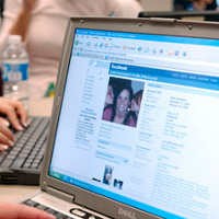 Pose Cabul di Facebook Coreng Citra Caleg