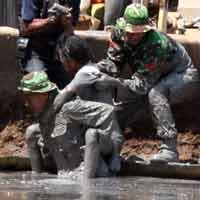 Doa Bersama Korban Lumpur Diguyur Hujan