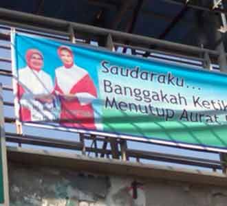 Spanduk Ibu Negara Berjilbab Spanduk Ibu Negara Berjilbab