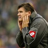 Meyer Mundur karena Usia