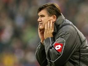 Meyer Mundur karena Usia