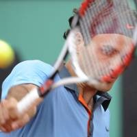 Federer Kesulitan, Roddick Lancar