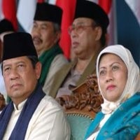 Ny SBY Berjilbab di PRJ