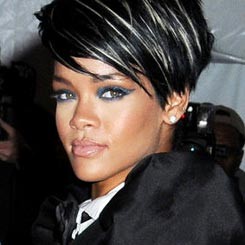 Foto Bugil Beredar, Rihanna Gagal Jadi Sampul Majalah