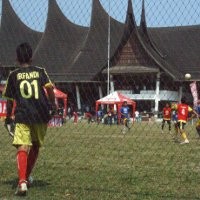 Bermain di Bawah Teriknya Padang