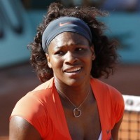 Diwarnai Protes, Serena Lolos