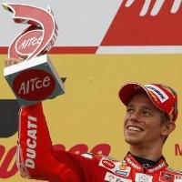 Gulingkan Rossi, Stoner Pimpin Klasemen