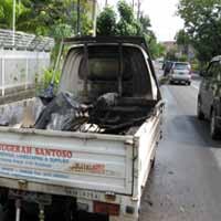 Diduga Konsleting, Pick Up Muat Peralatan Cleaning Service Terbakar