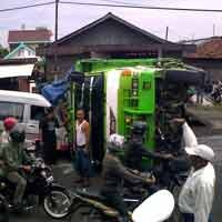 Braak..! Truk Terguling Timpa Angkot, Raya Benowo Macet 1 Km