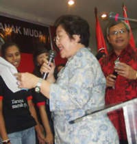 Mega Bacakan Teks Pancasila Tepat Pukul 00.00 WIB