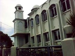 Polisi: Ciri-ciri Pelaku Berjenggot & Berjubah Putih