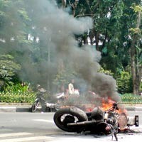 Bule Pengendara Moge yang Terbakar di Dekat Pejaten Village Kabur