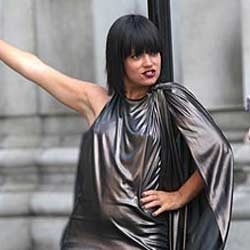 Syuting Klip, Payudara Lily Allen Ngintip Lagi