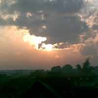 Surabaya Siang Panas, Malam Hari akan Diguyur Hujan