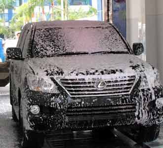 Cuci Mobil Pakai Robot