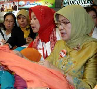Istri JK-Wiranto Borong Jilbab Istri JK-Wiranto Borong Jilbab
