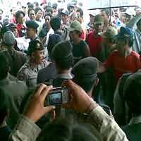 Tuntut Hentikan Reklamasi, Nelayan Greges Demo