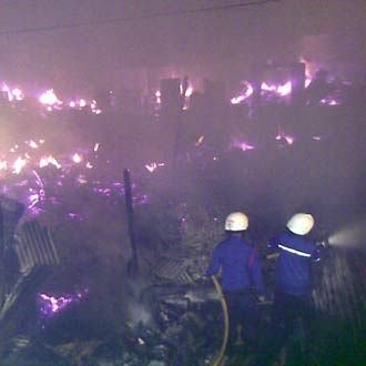 Puluhan Rumah Petak Terbakar