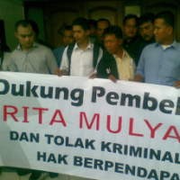  Pengunjung Sidang Minta Hakim Bebaskan Prita dari Dakwaan 