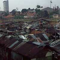 Yang Tenggelam di Antara Gedung