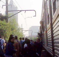 Asap Mengepul, Suasana Kacau dan Teriakan Histeris di KRL Ekspres