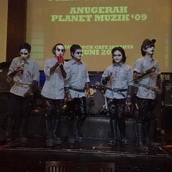  Kuburan Eksis Dandan Terinspirasi Ria Jenaka