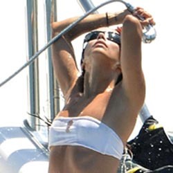 Eva Longoria Pamer Tubuh Seksi di Yatch