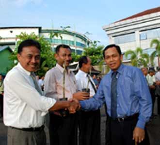 Direksi PTPN XIII Bagi-bagi Bibit pohon