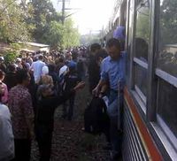 KRL Tabrakan, KRL Tertahan
