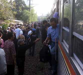 KRL Tabrakan, KRL Tertahan
