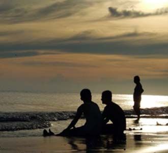 Terapi di Pasir Hitam Mantak Tari