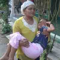 Keluarga Histeris Saksikan Jenazah Suyono Dimakamkan