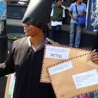 Aktivis Lingkungan Ngadu ke Malaikat Penjaga Neraka