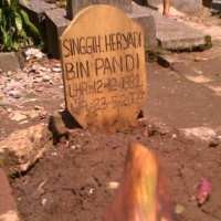 Makam Singgih Ramai Dikunjungi Siswa Berseragam Abu-abu 