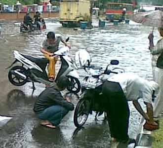 Terjang Banjir, Belasan Motor Mogok