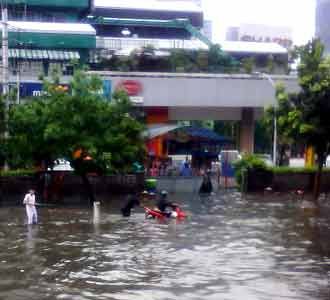 Kawasan Sarinah Banjir Selutut