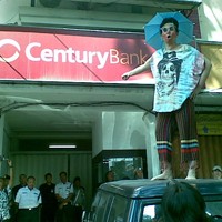 Gayatri Cs Lempari Bank Century dengan Telur Busuk 