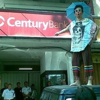 Bank Century Dilempari Telur Busuk