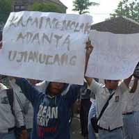 Ratusan Pelajar SMA Ngawi Tolak UAN Ulang