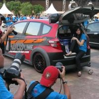 Honda Jazz Dikerubuti Paparazzi