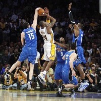 Lakers Unggul 2-0 Lewat OT